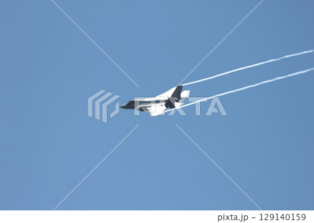 快晴の青空を水蒸気を引きながら急旋回する米空軍のF-35AライトニングⅡステルス戦闘機 129140159