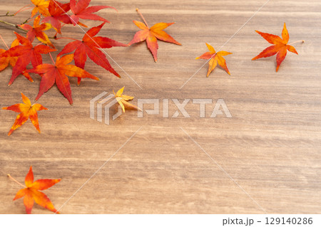 天然の紅葉したモミジの葉の木目フレーム 129140286