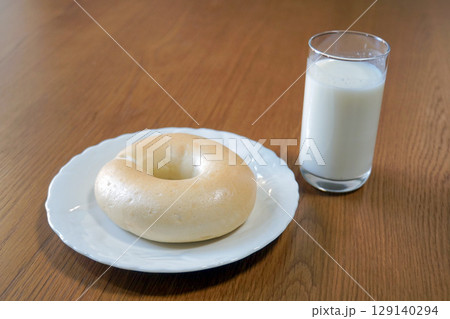 木製テーブルの上のベーグルと牛乳 129140294