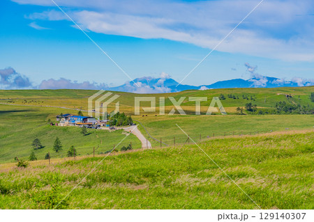 【長野県】美ヶ原高原・牛伏山から見る、山本小屋方向の景観 129140307