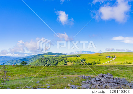 【長野県】美ヶ原高原・牛伏山から見る、山本小屋方向の景観 129140308