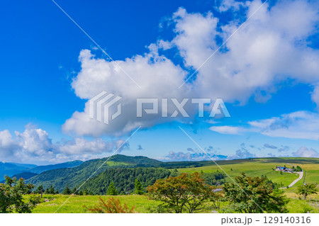 【長野県】美ヶ原高原・牛伏山から見る、山本小屋方向の景観 129140316