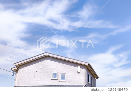 白い住宅と青空 129140479