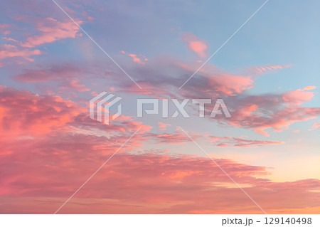 オレンジ色に染まる雲 129140498