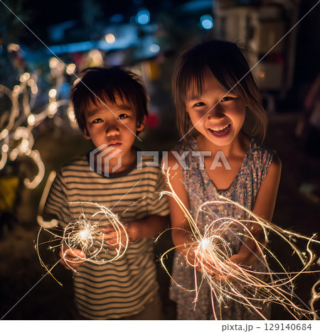 笑顔の子供たちと手持ち花火の温かい夏の情景 129140684
