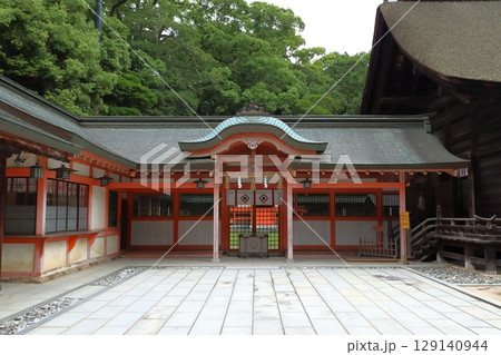 大山祇神社：下津社前の拝殿（愛媛県今治市大三島町） 129140944