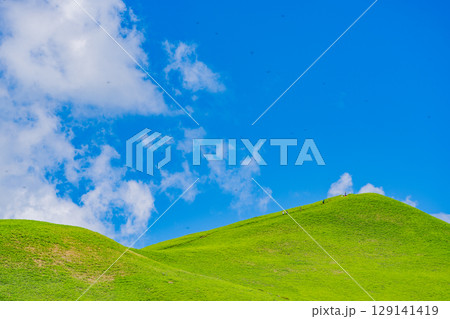 【長野県】美ヶ原高原・ビーナスライン三峰茶屋から見る三峰山(稜線の登山者) 【長野県】美ヶ原高原・ビーナスライン三峰茶屋から見る三峰山(稜線の登山者) 129141419