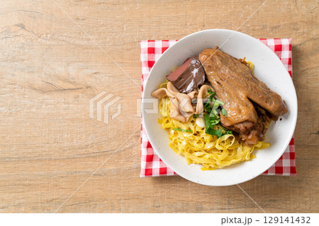 Egg noodles served dry with braised duck 129141432