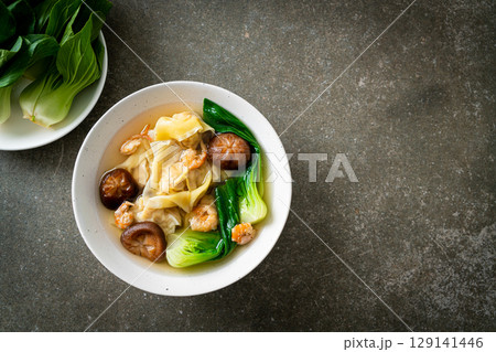 pork dumpling soup with shrimps and vegetable 129141446