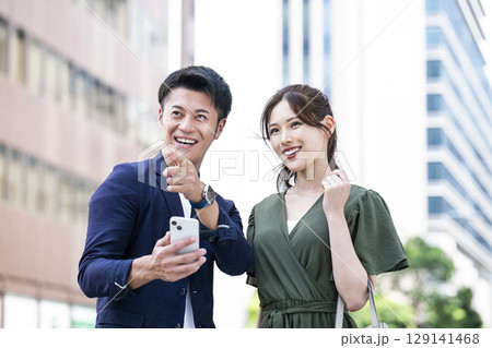 スマホでルート検索をする夫婦 スマホでルート検索をする夫婦 129141468