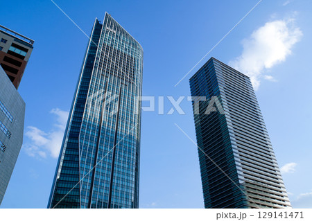 青い空を背景にした近代的な高層ビル群のそびえ立つ姿 129141471