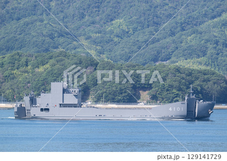 慣熟訓練に向かう自衛隊の輸送艦ようこう 129141729