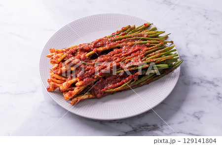 fried fish with vegetables 129141804