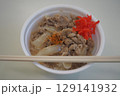 使い捨て容器に入った牛丼と割り箸 129141932