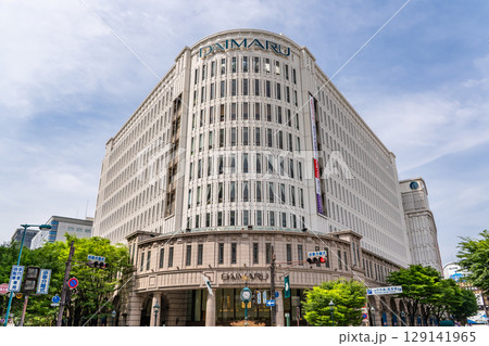 神戸中心市街地の三宮に位置する大丸神戸店 トアロードからの風景 神戸市中央区明石町 神戸中心市街地の三宮に位置する大丸神戸店 トアロードからの風景 神戸市中央区明石町 129141965