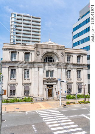 メリケン波止場そばの神戸メリケンビル（旧神戸郵船ビル）　大正時代のモダニズム建築、近代建築 129141971