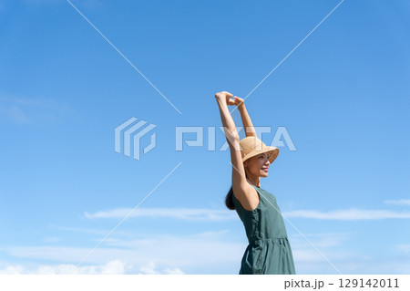 青い海に立つ若い女性 青い海に立つ若い女性 129142011