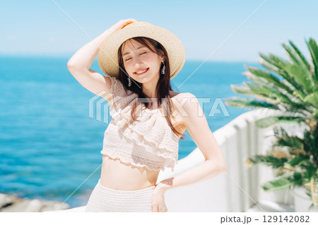 リゾート地でバカンスを楽しむ水着の女性 129142082