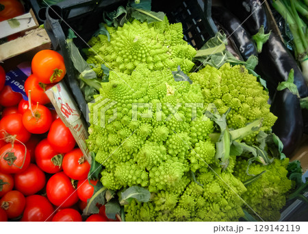 イタリアの市場で売られているロマネスコとミニトマト 129142119