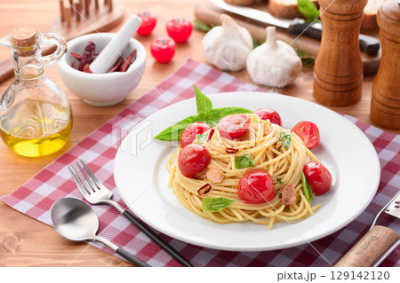 湯気立つミニトマトとバジルのペペロンチーノ 湯気立つミニトマトとバジルのペペロンチーノ 129142120