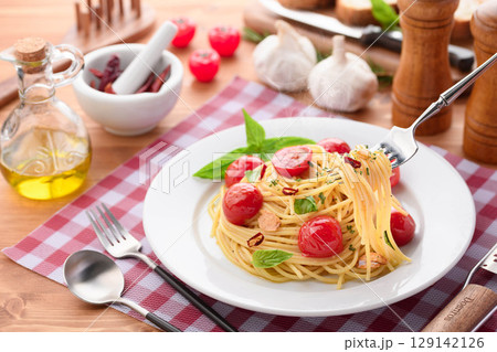 湯気立つミニトマトとバジルのペペロンチーノ 129142126