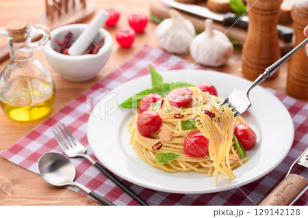 湯気立つミニトマトとバジルのペペロンチーノ 129142128