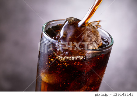 アイスコーヒーを注ぐ 129142143