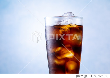 カフェでアイスコーヒーを飲む 129142399