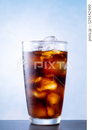 カフェでアイスコーヒーを飲む 129142400