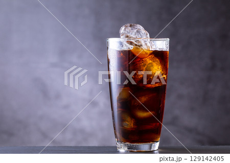 カフェでアイスコーヒーを飲む 129142405