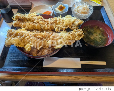 巨大なアナゴ丼 129142515