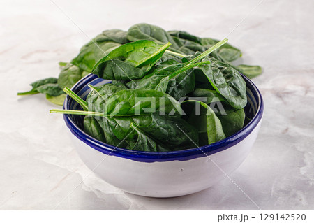 Raw green baby spinach plant Raw green baby spinach plant 129142520
