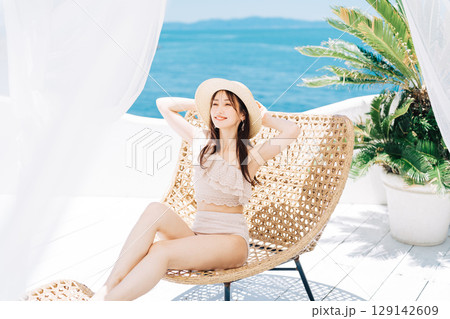 ビーチリゾートを楽しむ若い女性 129142609