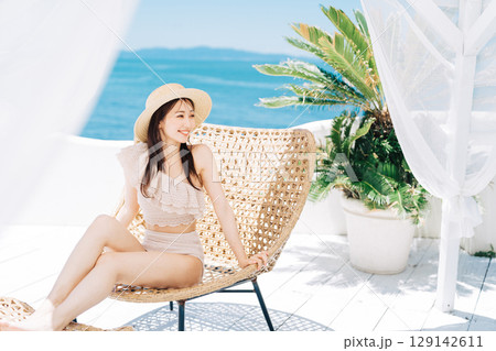 ビーチリゾートを楽しむ若い女性 129142611