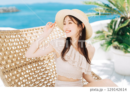 ビーチリゾートを楽しむ若い女性 129142614