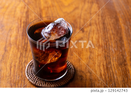 カフェでアイスコーヒーを飲む 129142743