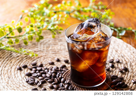 ドリンクバーのアイスコーヒー 129142808