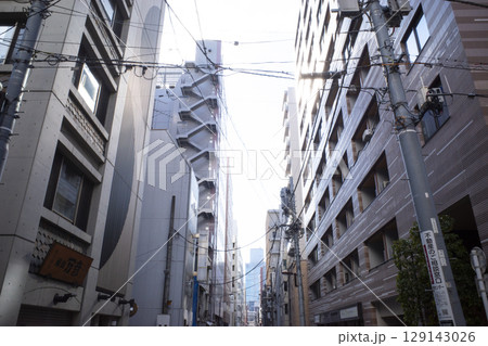 下町の路地裏からの風景 129143026