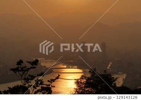 夕暮れ時の高知市街 (高知県 五台山展望テラスより) 夕暮れ時の高知市街 (高知県 五台山展望テラスより) 129143126