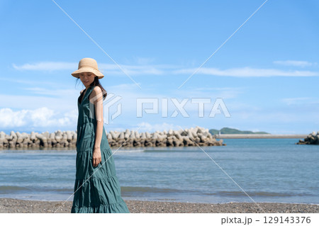 青い海を歩く若い女性 青い海を歩く若い女性 129143376