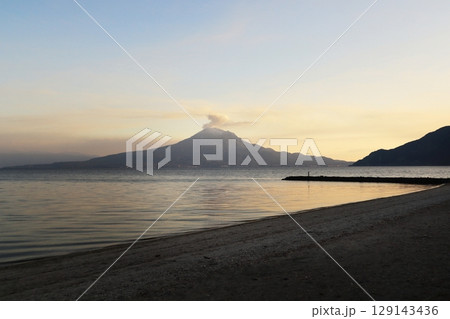 夕日に染まる海と桜島 129143436