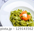 白い皿の抹茶フェットチーネ：サーモンローズとチーズクリームソース 129143562