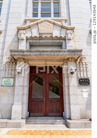 神戸旧居留地の神戸海岸ビル　メインエントランス（旧三井物産神戸支店）ルネサンス様式の近代建築 129143648