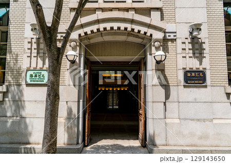 神戸旧居留地の神戸海岸ビル　サブエントランス（旧三井物産神戸支店）ルネサンス様式の近代建築 129143650