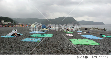 The beach in midsummer 真夏の海岸砂浜，打ち上げ花火の観覧会場～場所取りの光景 129143665