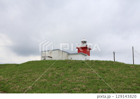 根室半島・花咲岬にそびえ立つ花咲灯台 根室半島・花咲岬にそびえ立つ花咲灯台 129143820