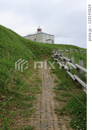 根室半島・花咲岬にそびえ立つ花咲灯台 129143824