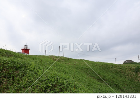 根室半島・花咲岬にそびえ立つ花咲灯台 129143833
