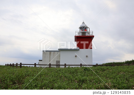 根室半島・花咲岬にそびえ立つ花咲灯台 129143835