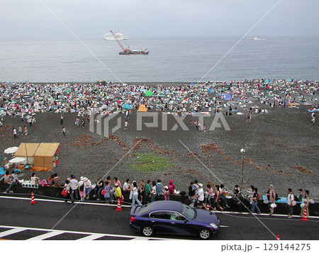 The beach in midsummer 真夏の海岸砂浜,打ち上げ花火の観覧会場~場所取りの光景 The beach in midsummer 真夏の海岸砂浜,打ち上げ花火の観覧会場~場所取りの光景 129144275